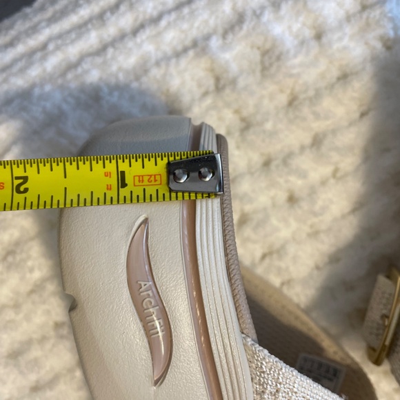 Skechers Archfit Sandals, tan with adjustable buckles, size 7 - Picture 4 of 6